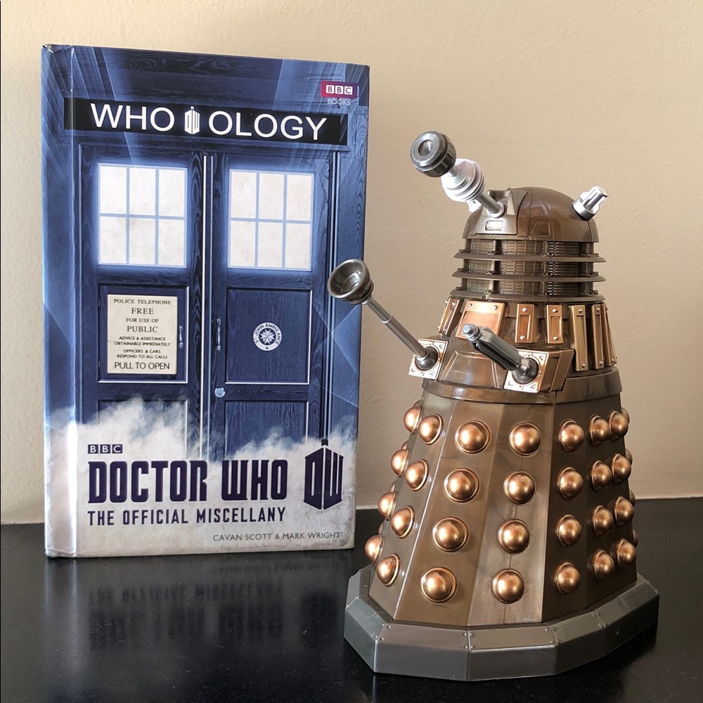 DOCTOR WHO Collector's Edition Dalek Yahtzee Game & Whoology: Dr. Who Miscellany - Picture 4 of 17